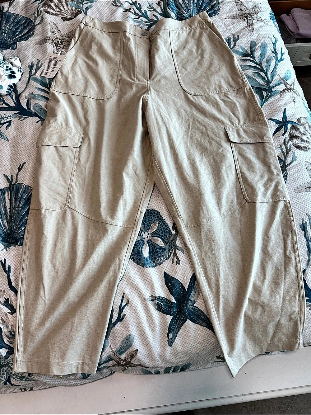 lululemon Light Utilitech Cargo Pocket HR Pant Cargo Pants in Beige Size 33 NWT